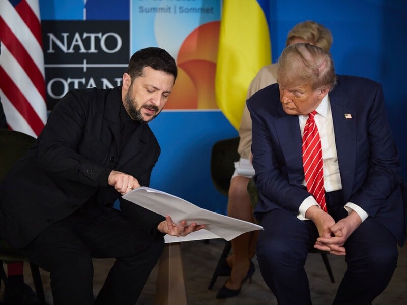 "Хороша зустріч" після скандалу. Елегантний і стильний Зеленський потис руку Трампу в Гаазі. Фото