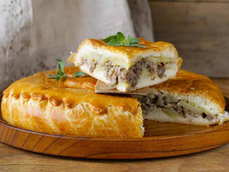 Змішайте ці продукти, покладіть у сковорідку – і отримаєте неймовірно смачний заливний пиріг. Простий рецепт