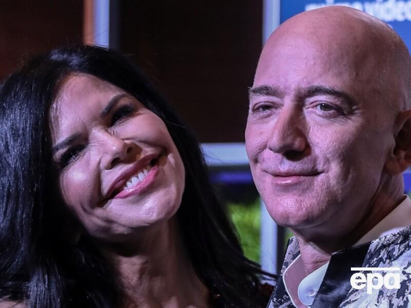 Безос і Санчес напередодні весілля влаштували грандіозну пінну вечірку на яхті за $500 млн. Відео