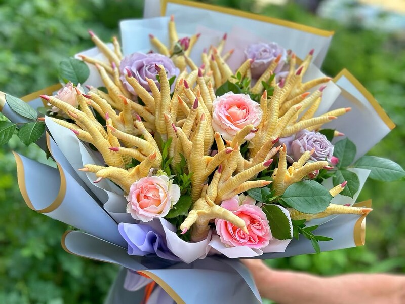 Цей букет із курячих лап підірвав українську мережу. Стало відомо, хто його замовник