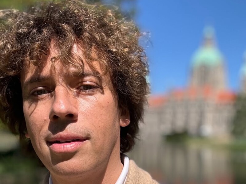 "Весь світ у його ніг". 49-річний Галкін захопив мережу свіжими фото з Європи