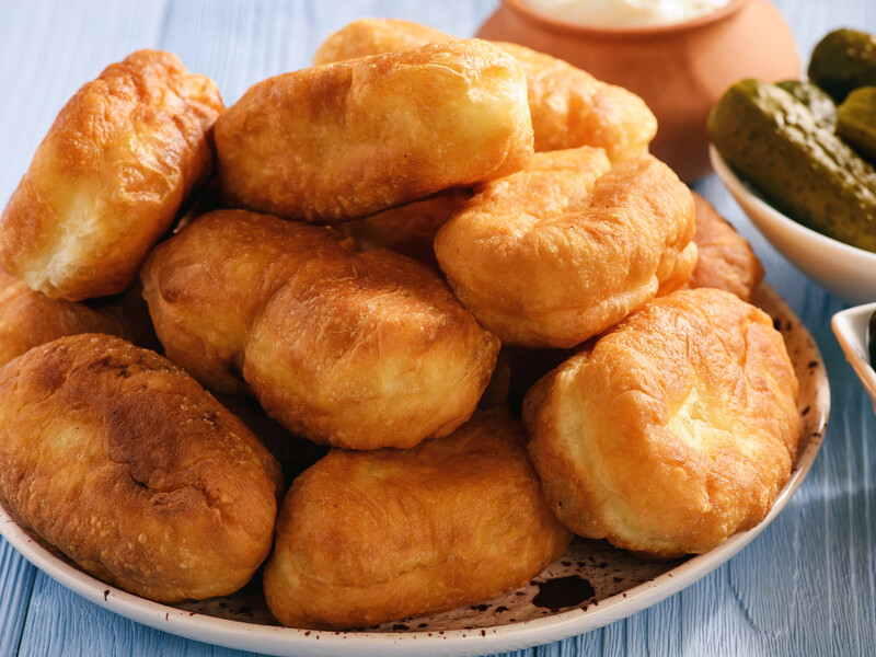 Пів години – і ціла гора смачних пиріжків готова. Простий і швидкий рецепт тіста