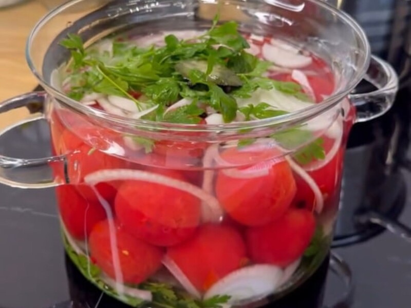 Так смачно помідори можна приготувати лише за цим рецептом. Просто залийте їх холодним маринадом