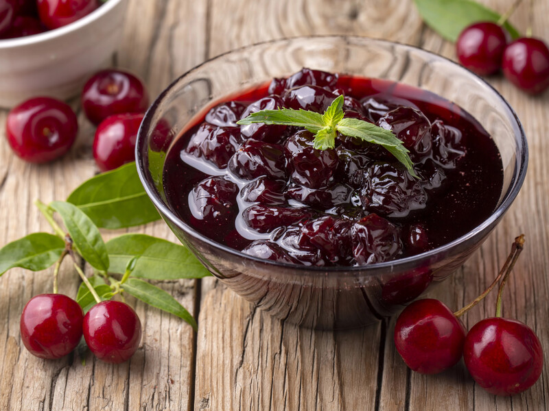 "До ранку застигло, як желе, без холодильника". Смачний і густий джем із вишень