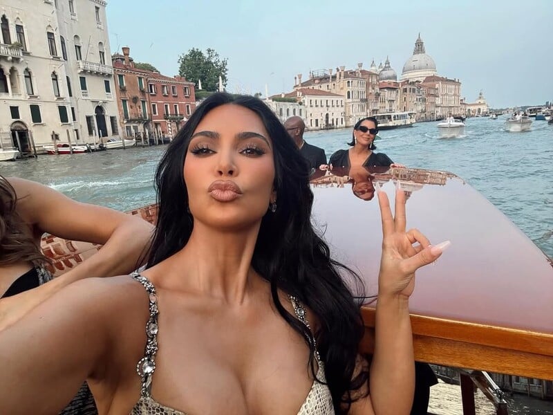 Кардаш'ян показала, що п'ють на весіллі мільярдера Безоса