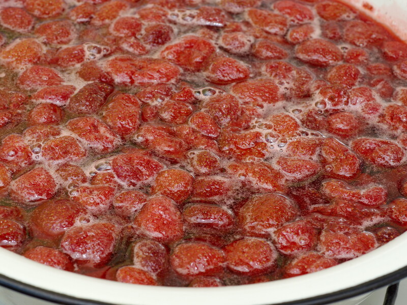 Три інгредієнта, трішки часу – і неймовірне полуничне варення готове. Простий і швидкий рецепт