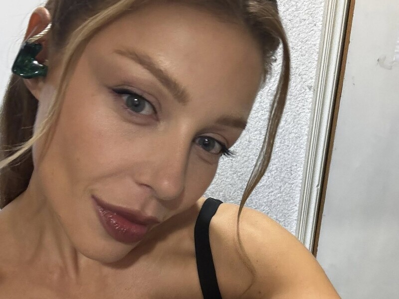 Кароль зблизька показала декольте у відвертій сукні без білизни