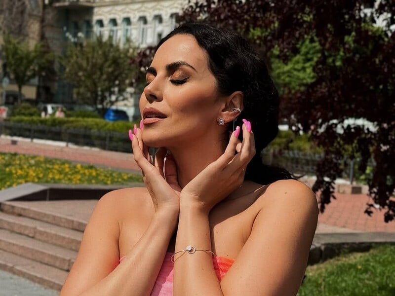 Каменських у відвертій сукні влаштувала фотосесію в центрі Києва