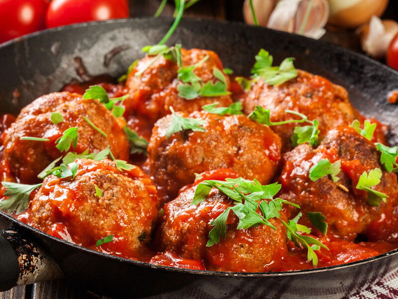 Просто змішайте ці продукти – й отримаєте неймовірно соковиті та смачні гречаники в соусі. Швидкий рецепт