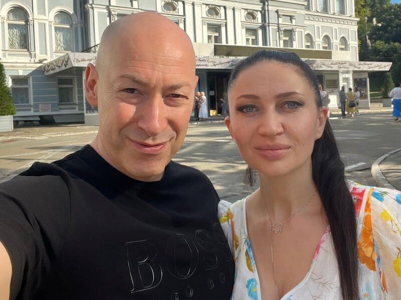 Гордон і Бацман знялися в модних парних костюмах від дочки українського президента. Фото Гордон і Бацман знялися в модних парних костюмах від дочки українського президента. Фото