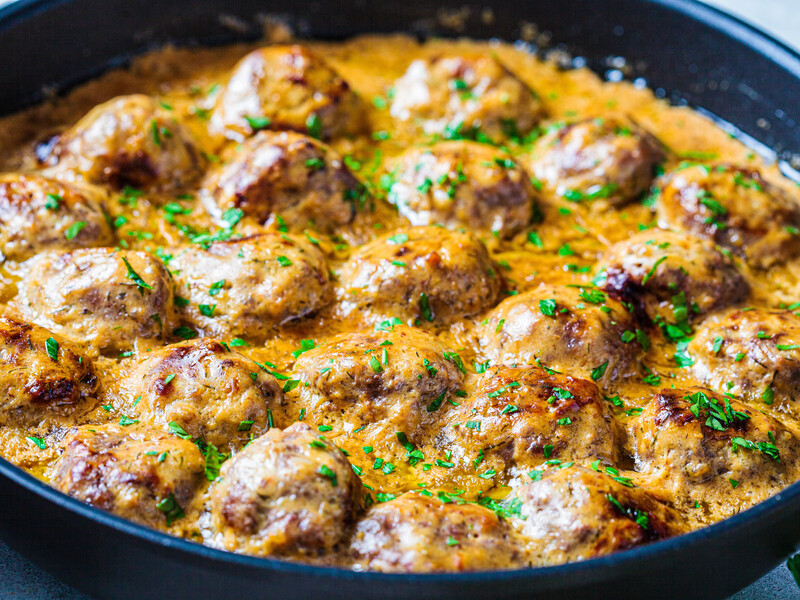 Ніжні фрикадельки з галушками у вершковому соусі. Ситний обід із 400 г фаршу