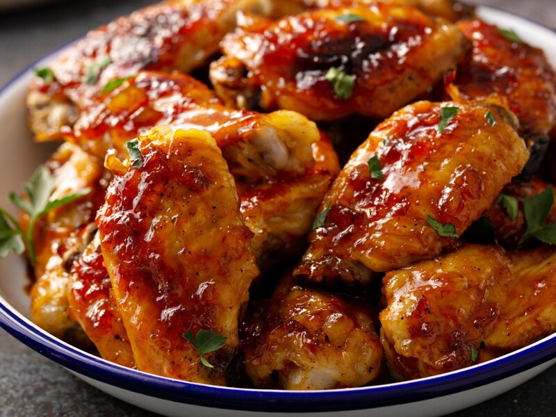 Просто змішайте крильця із цим – і за 12 хвилин отримаєте соковите й смачне м’ясо. Швидкий рецепт