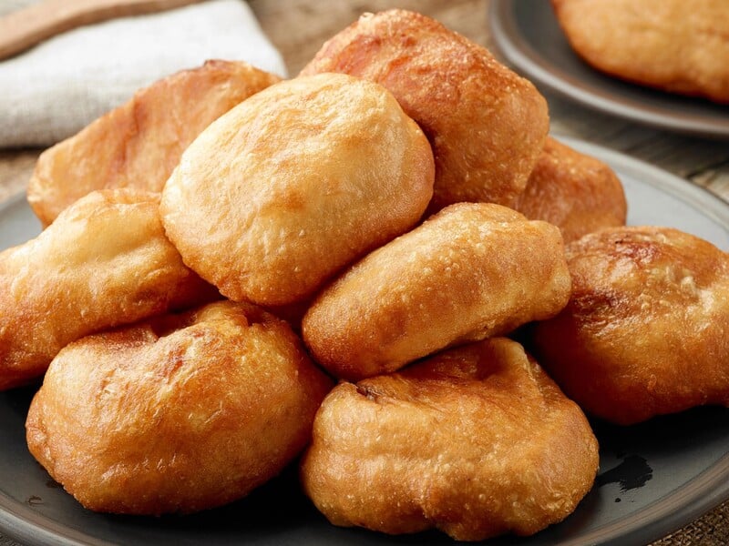 Пів години – і гора смачних, ніжних пиріжків готова. Простий рецепт найкращого заварного тіста