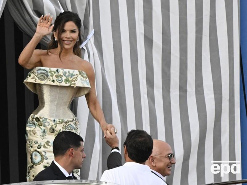 Наречена Безоса приголомшила зівак образом, який змусив їхні "щелепи відвиснути". Фото Наречена Безоса приголомшила зівак образом, який змусив їхні "щелепи відвиснути". Фото