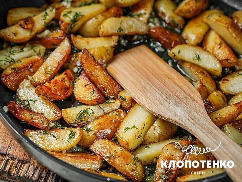 Додайте цей звичайний продукт – і смажена картопля вийде неймовірно смачною. Швидкий рецепт