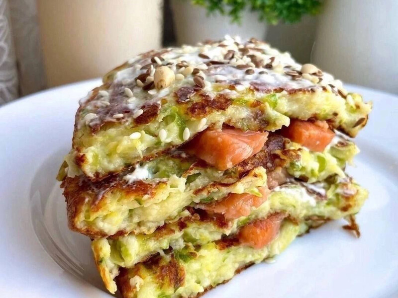 Додайте всього одну ложку борошна. Кабачковий торт із солоною рибою й м'яким сиром