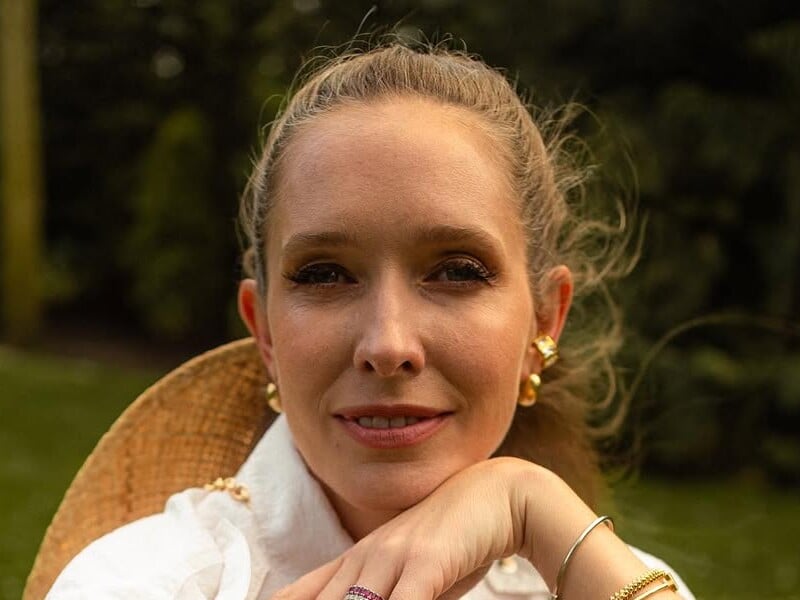 Осадча в купальнику засвітила свої неймовірно довгі ноги