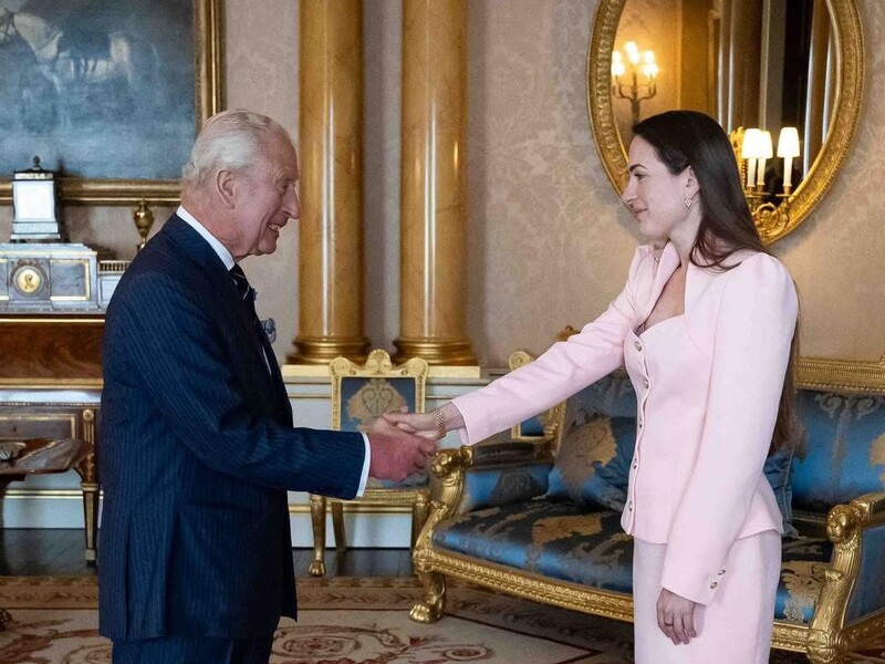 Подарунок Чарльзу ІІІ від української правозахисниці зворушив мережу. Фото