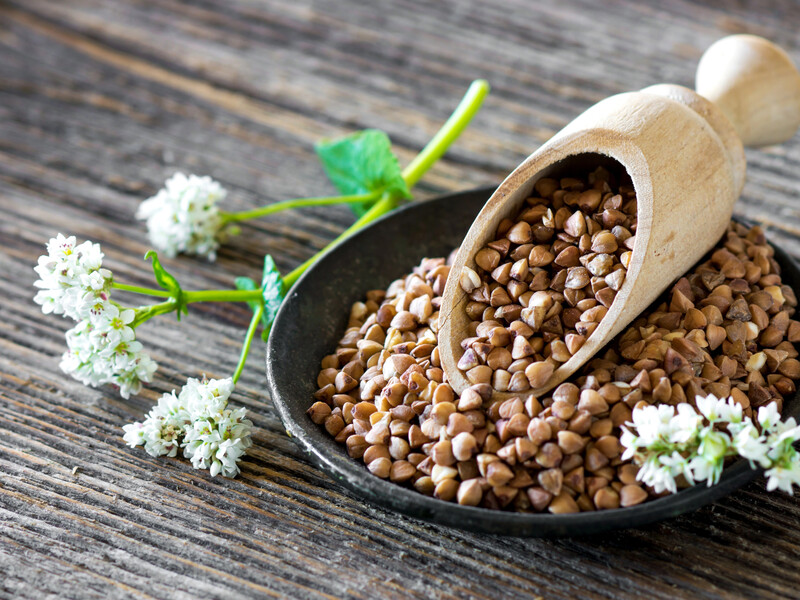 Розкидайте по грядках цю крупу – земля стане м'якою, пухкою й родючою без добрив