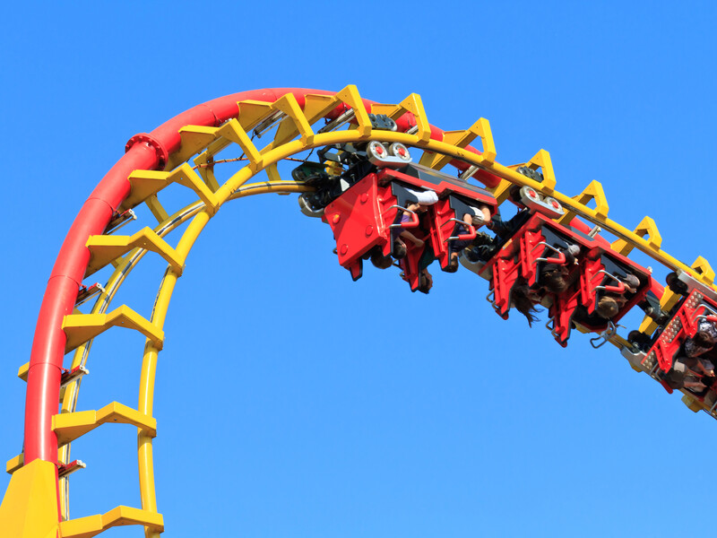 Пасажири 10 хвилин провисіли вниз головою на американських гірках у день відкриття атракціону. Відео