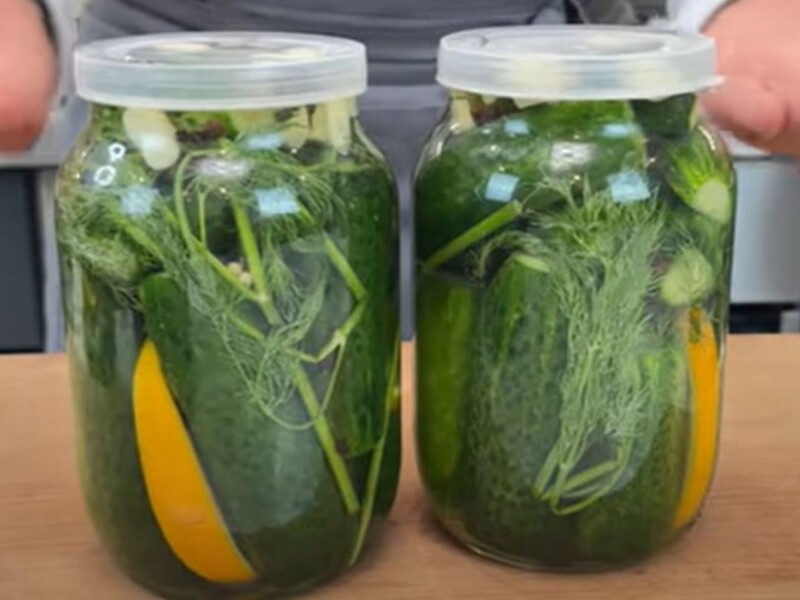 Неймовірно хрумкі малосольні огірки за цим рецептом можна куштувати вже наступного дня