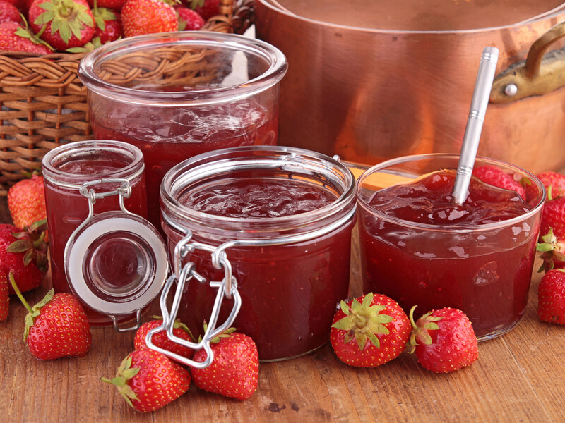 Три інгредієнти, 40 хвилин часу – і неймовірне полуничне варення готове. Дуже простий рецепт