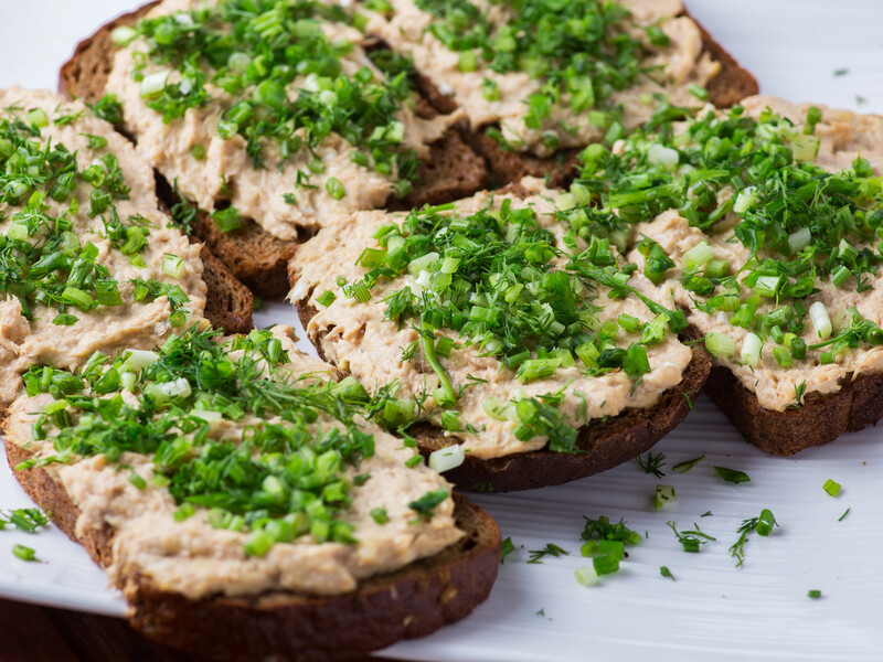 Збийте це з крабовими паличками – і отримаєте неймовірну намазку. Дуже швидкий рецепт