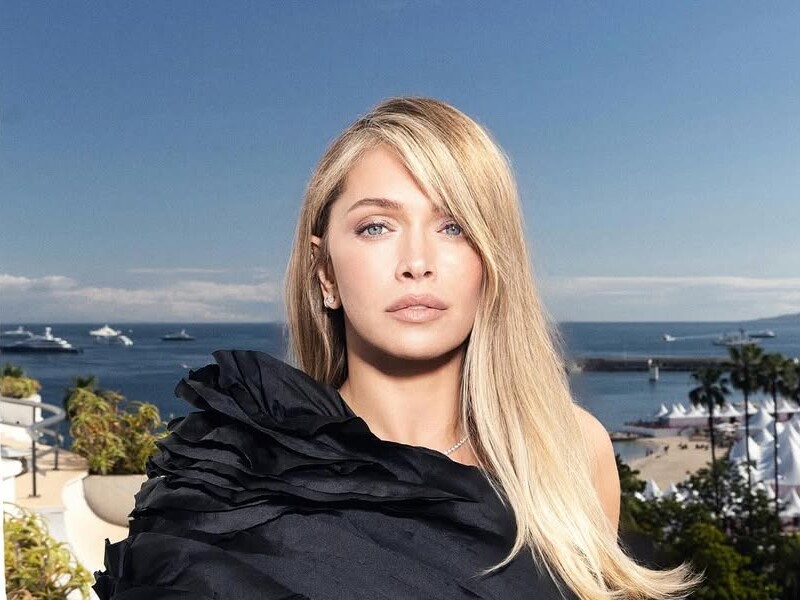 43-річна Брежнєва та її 73-річна матір знялися у сукнях із декольте. Фото