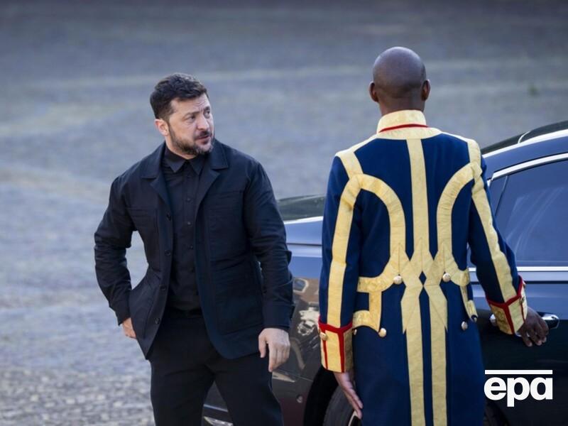 Зеленський приїхав до Гааги у класичному костюмі. Фото