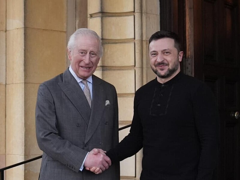 Зеленський, якого критикують за одяг, зустрівся із Чарльзом ІІІ. Образ українського президента