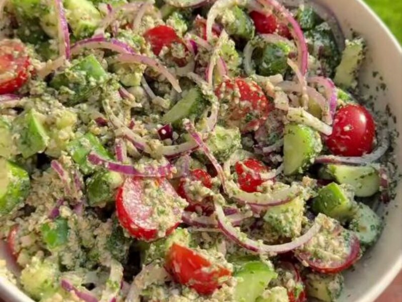 Зробіть цю просту заправку – і овочевий салат вийде неймовірно смачним та ароматним. Простий рецепт