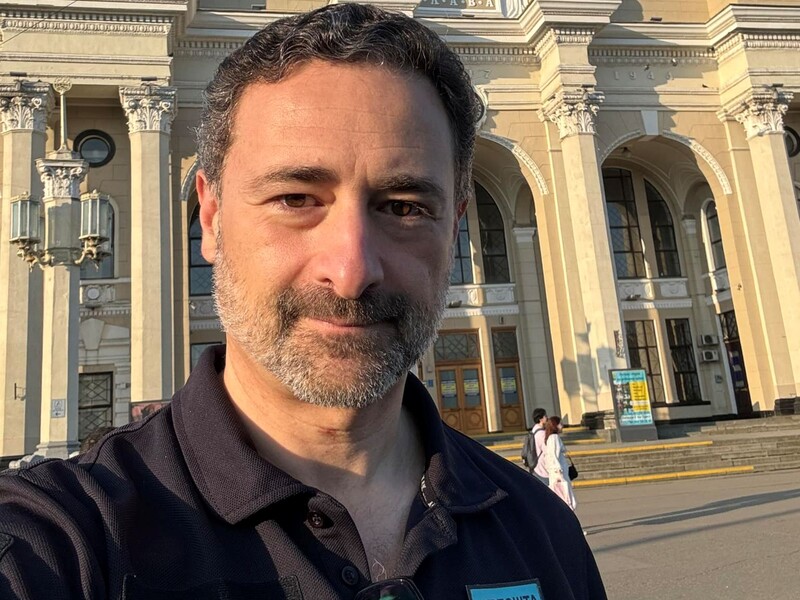 Голова "Укрпошти", який отримує 500 тис. грн, знявся посеред Києва в мокрій білій тенісці. Відео Голова "Укрпошти", який отримує 500 тис. грн, знявся посеред Києва в мокрій білій тенісці. Відео