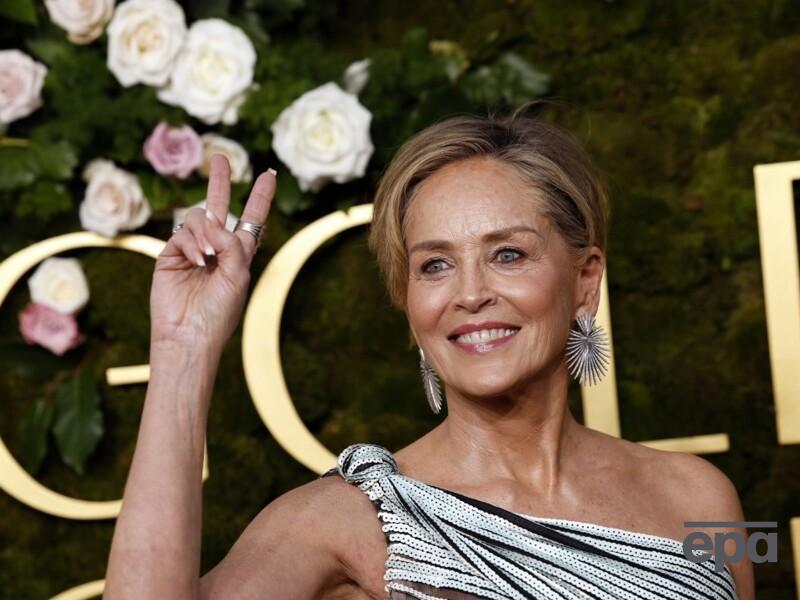 Оприлюднено пікантні фото 67-річної Стоун без бюстгальтера