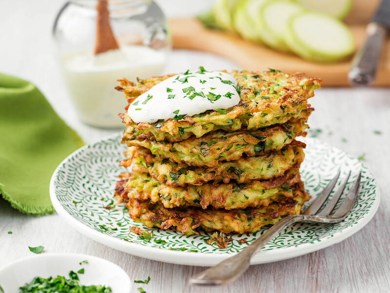 "Соковиті, хрумкі й ніжні". Капустяники з молодої капусти із соусом зі сметани й зелені