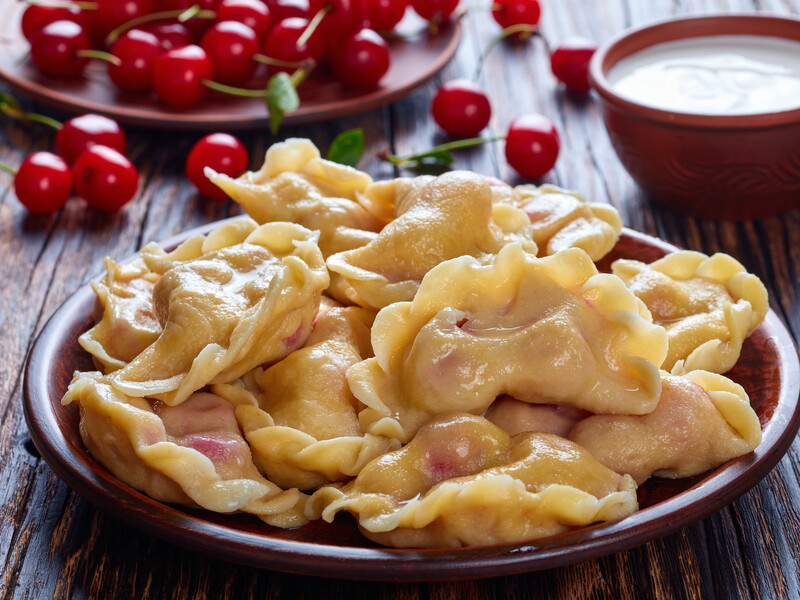 "Це ідеальне тісто на вареники з вишнями: пластичне, ніжне й смачне". Простий рецепт