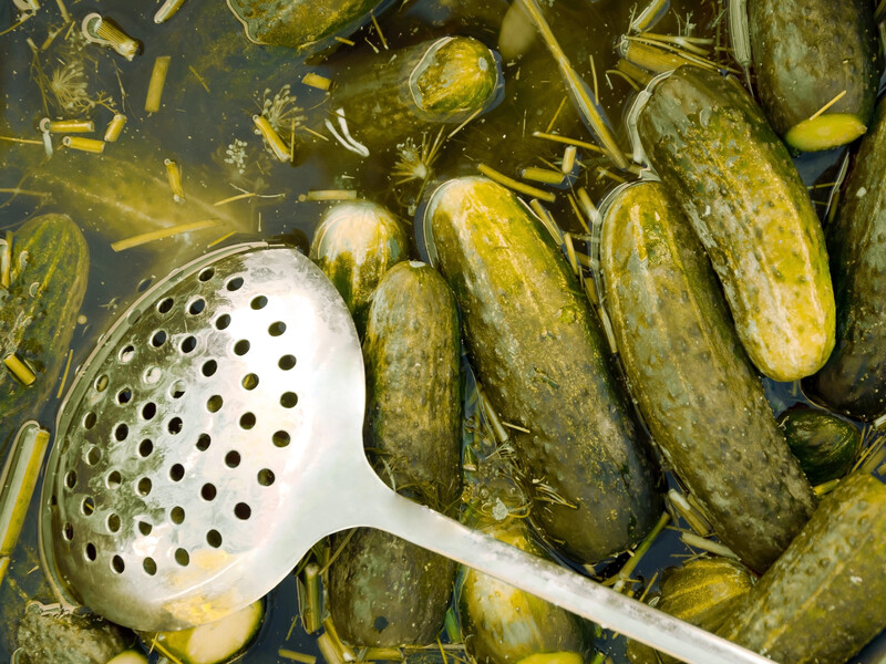 Скористайтеся цим простим способом – і малосольні огірки вийдуть неймовірно хрусткими й смачними