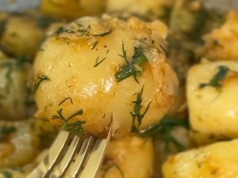 Молода картопля захопить неймовірним смаком і ароматом, якщо протушкувати її в цьому соусі. Рецепт