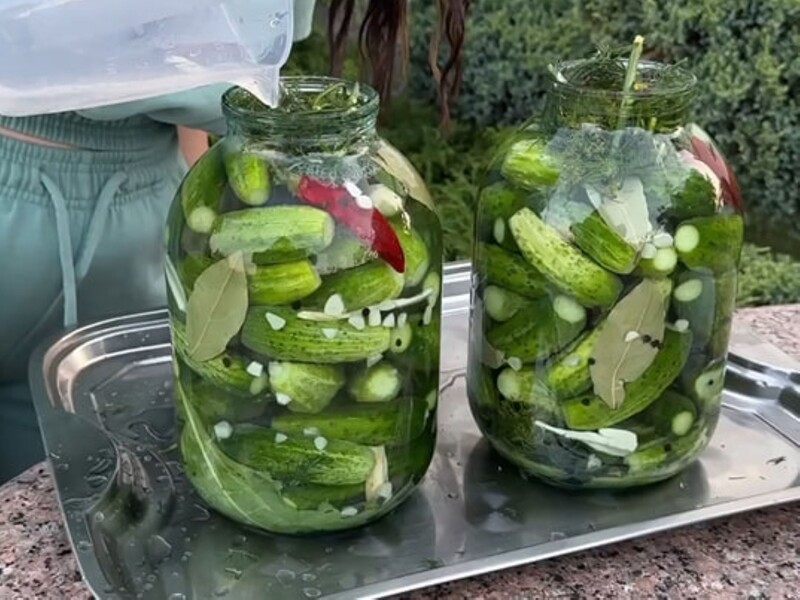 Покладіть це на дно кожної банки - і за три дні вийдуть хрумкі малосольні огірки. Рецепт