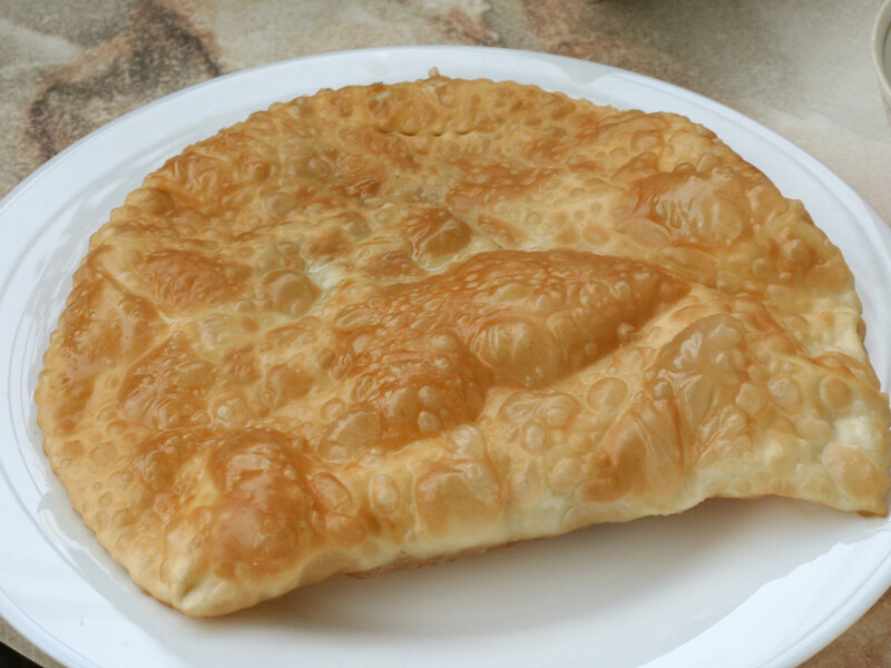 Приготуйте тісто на чебуреки за цим рецептом – і вони вийдуть дуже соковитими і хрумкими