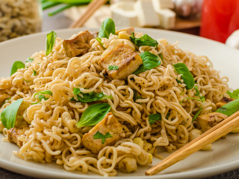 Просто додайте до цього локшину "Мівіна" – й отримаєте неймовірний салат, який є справжнім хітом