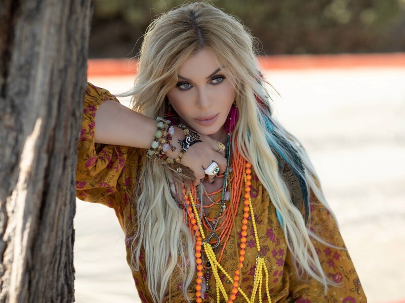 Закоханий у Білик фанат сильно налякав співачку, несподівано вибігши до неї на сцену. Відео