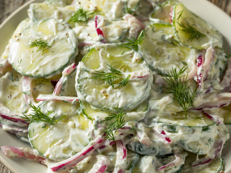 Усього кілька хвилин – і отримаєте смачний салат з огірків, який стане фаворитом сезону. Простий рецепт