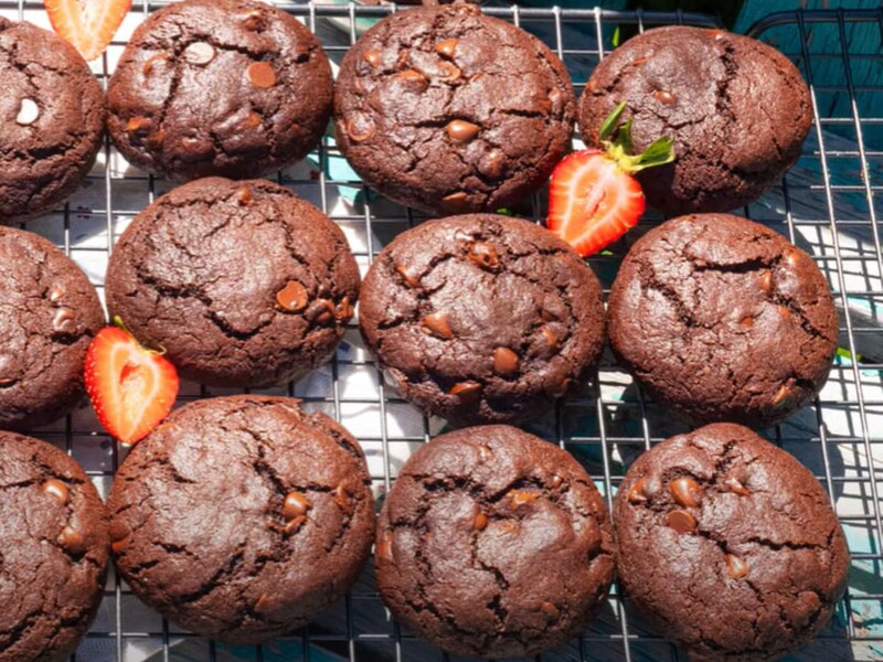 Усі, хто куштує це шоколадне печиво з тріщинками, дякують за рецепт. Знадобляться борошно й какао Усі, хто куштує це шоколадне печиво з тріщинками, дякують за рецепт. Знадобляться борошно й какао