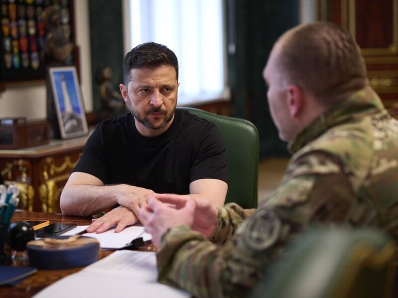 Зеленський, який підтягується 15 разів, на зустрічі з Малюком засвітив накачані біцепси. Фото