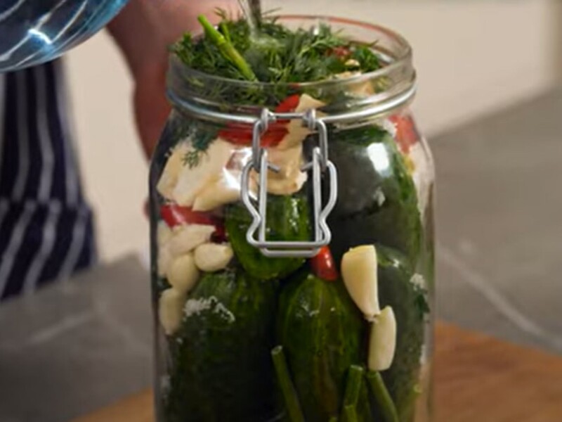 Неймовірно смачні малосольні огірки будуть готові вже за три години завдяки цьому лайфхаку