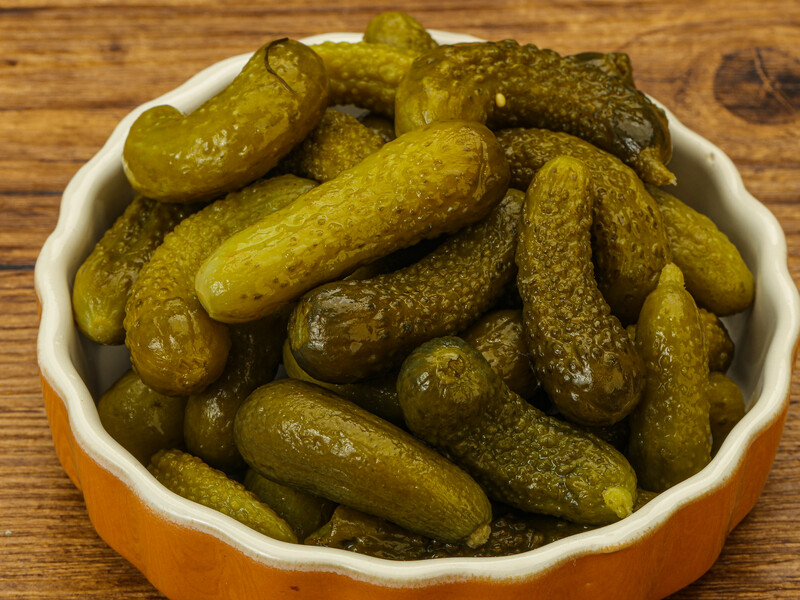 Приготуйте цей простий розсіл – і малосольні огірки швидко вийдуть смачними. Перевірений рецепт