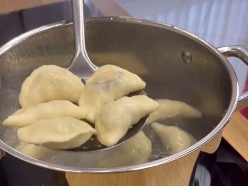 Неймовірно смачні вареники з чорницею. Найвдаліший рецепт тіста – просто залийте борошно окропом