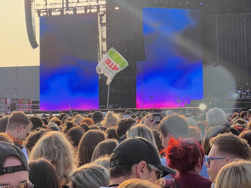 Українки на концерті Imagine Dragons підняли пакет АТБ, щоб не загубитись у натовпі. Мережа вибухнула жартами Українки на концерті Imagine Dragons підняли пакет АТБ, щоб не загубитись у натовпі. Мережа вибухнула жартами