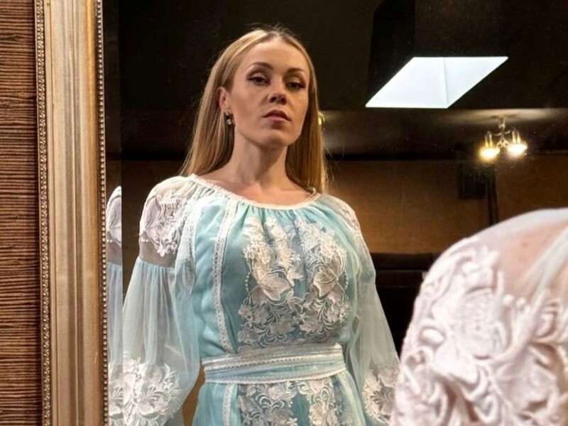 Олена Тополя, чию квартиру рознесла російська ракета, записала емоційне відео на тлі будинку, який горить Олена Тополя, чию квартиру рознесла російська ракета, записала емоційне відео на тлі будинку, який горить