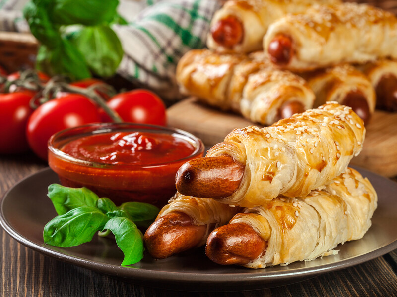 Просто загорніть і посмажте. Швидкий рецепт сосисок у тісті без замішування